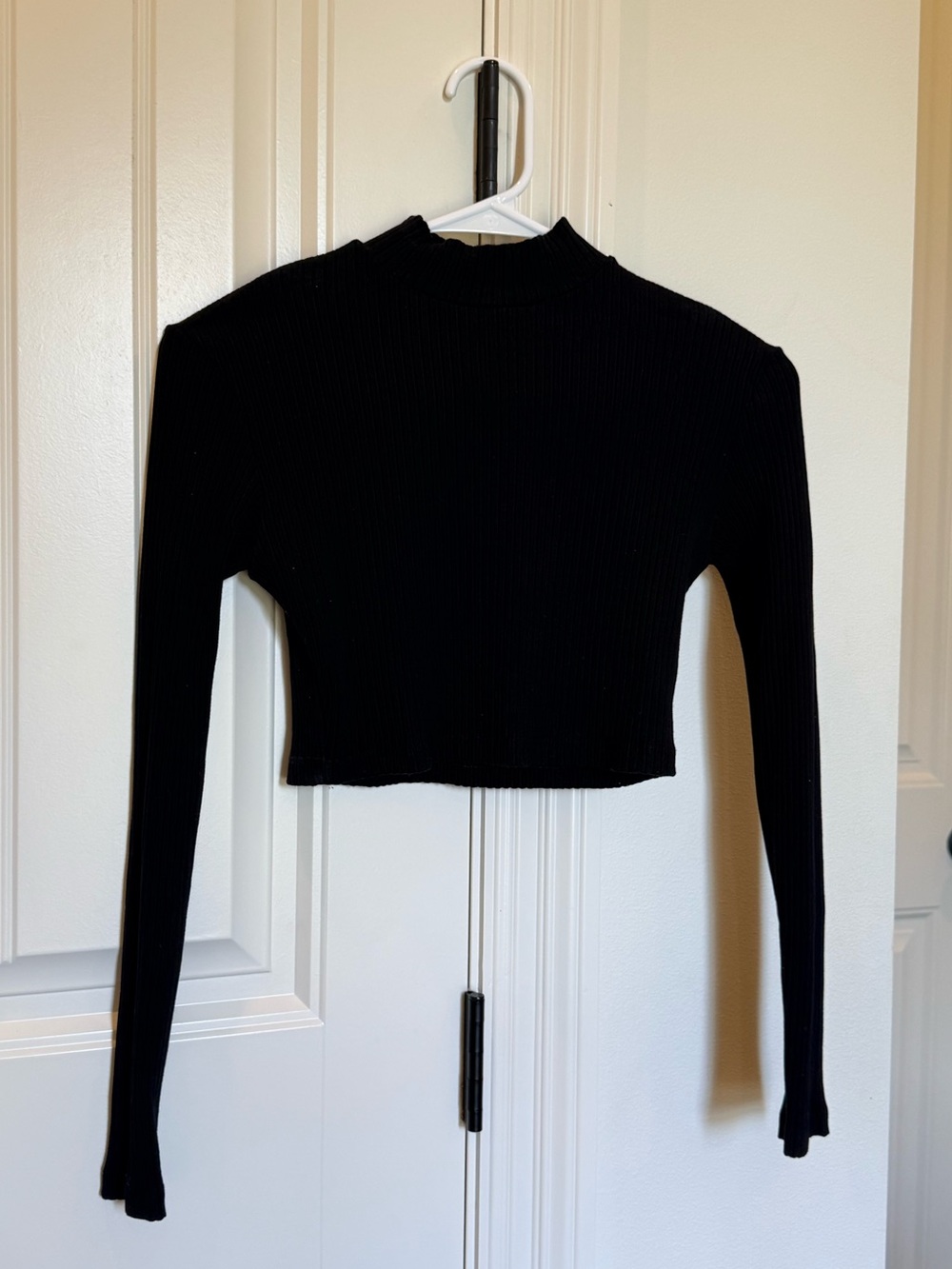 FARM Rio Black Ribbed Long-Sleeve Cropped Tee - Picture 3 of 5
